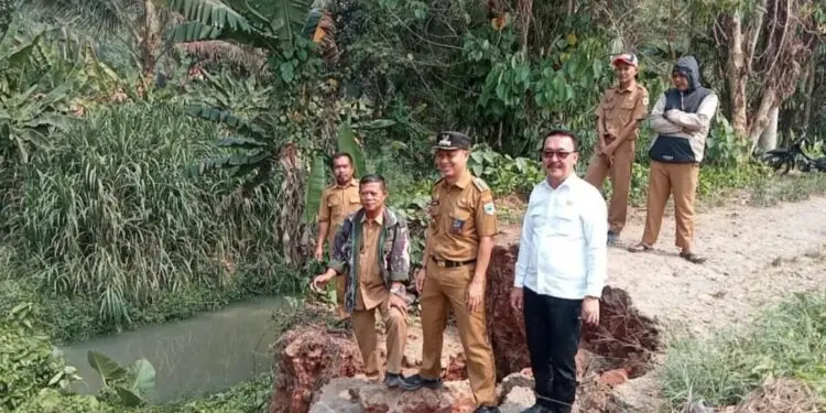 LONGSOR -- Akses jalan utama menuju kantor kecamatan, tepatnya Desa Geredug, Kecamatan Bojong, Kabupaten Pandeglang, sepanjang 50 meter persegi longsor dan putus total, Senin (5/10/2026). (ISTIMEWA)