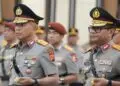 PELANTIKAN DAN SERTIJAB : Kapolda Banten Irjenpol Hendea Kurniawan (kanan), mengikuti pelantikan dan sertijab Kapolda Banten di Mabes Polri. (DOKUMEN/SATELITNEWS.COM)