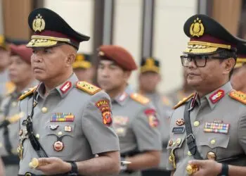 PELANTIKAN DAN SERTIJAB : Kapolda Banten Irjenpol Hendea Kurniawan (kanan), mengikuti pelantikan dan sertijab Kapolda Banten di Mabes Polri. (DOKUMEN/SATELITNEWS.COM)