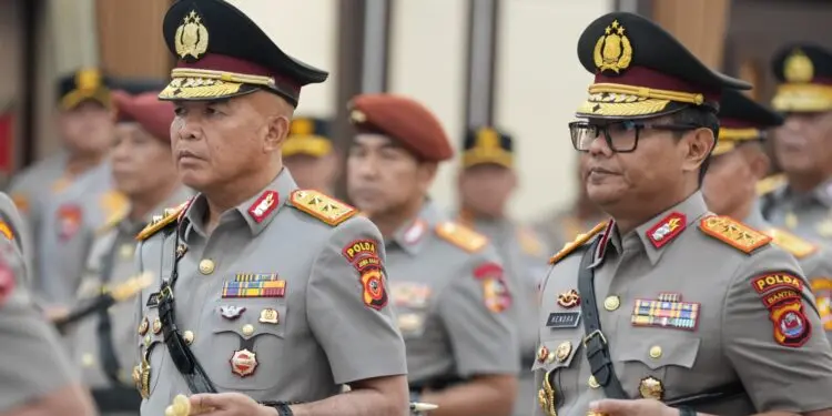 PELANTIKAN DAN SERTIJAB : Kapolda Banten Irjenpol Hendea Kurniawan (kanan), mengikuti pelantikan dan sertijab Kapolda Banten di Mabes Polri. (DOKUMEN/SATELITNEWS.COM)