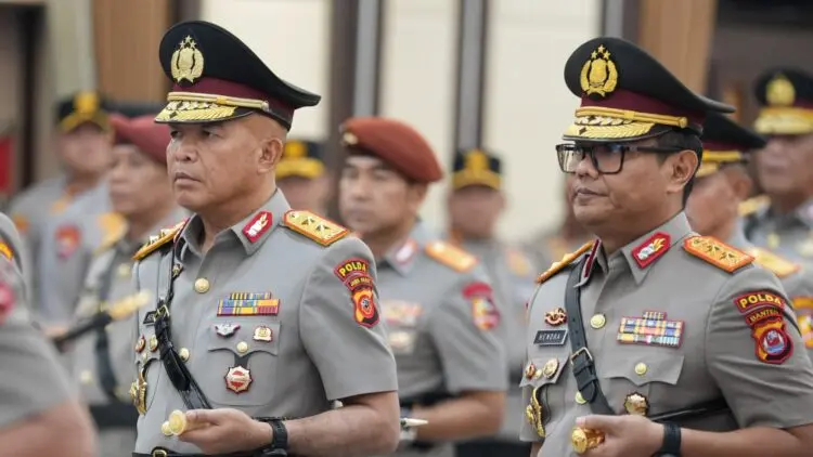 PELANTIKAN DAN SERTIJAB : Kapolda Banten Irjenpol Hendea Kurniawan (kanan), mengikuti pelantikan dan sertijab Kapolda Banten di Mabes Polri. (DOKUMEN/SATELITNEWS.COM)