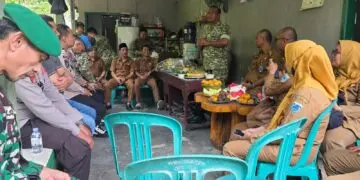 HUT TNI -- Dalam rangka memperingati Hari Ulang Tahun (HUT) ke-81 Tentara Nasional Indonesia (TNI) Tahun 2026, jajaran pemerintah kecamatan bersama unsur TNI-Polri dan berbagai elemen terkait dari tiga kecamatan, yakni Kecamatan Cadasari, Karangtanjung, dan Koroncong, melaksanakan kegiatan silaturahmi dan ucapan Dirgahayu TNI ke-81 di Makoramil 0102/Cadasari, Kabupaten Pandeglang, Senin (5/10/2026). (ISTIMEWA)