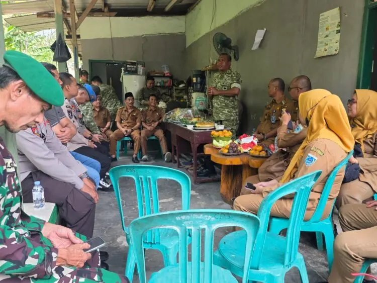HUT TNI -- Dalam rangka memperingati Hari Ulang Tahun (HUT) ke-81 Tentara Nasional Indonesia (TNI) Tahun 2026, jajaran pemerintah kecamatan bersama unsur TNI-Polri dan berbagai elemen terkait dari tiga kecamatan, yakni Kecamatan Cadasari, Karangtanjung, dan Koroncong, melaksanakan kegiatan silaturahmi dan ucapan Dirgahayu TNI ke-81 di Makoramil 0102/Cadasari, Kabupaten Pandeglang, Senin (5/10/2026). (ISTIMEWA)