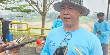 BERI KETERANGAN -- Kepala DLH Kabupaten Serang, Sarudin, beri keterangan pers. (ISTIMEWA)