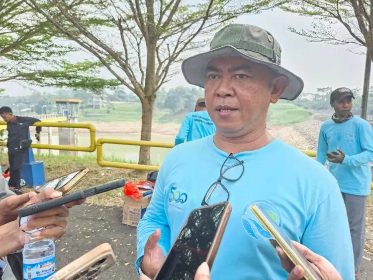 BERI KETERANGAN -- Kepala DLH Kabupaten Serang, Sarudin, beri keterangan pers. (ISTIMEWA)