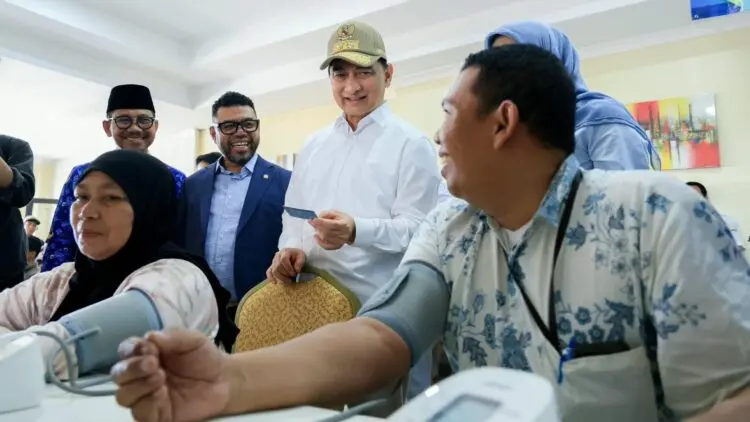 MENINJAU CKG : Gubernur Banten Andra Soni, meninjau pelaksanaan CKG di Rumah Sakit Umum Pusat (RSUP) Sitanala, Kota Tangerang, Senin (5/10/2026) kemarin. (ISTIMEWA)