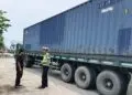 MEMBERIKAN ARAHAN : Personel PJR Polda Banten memberikan arahan kepada sopir truk yang memarkirkan kendaraan sembarangan. (ISTIMEWA)