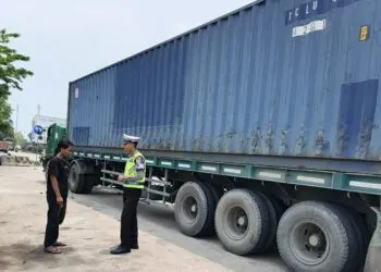 MEMBERIKAN ARAHAN : Personel PJR Polda Banten memberikan arahan kepada sopir truk yang memarkirkan kendaraan sembarangan. (ISTIMEWA)