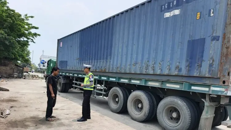 MEMBERIKAN ARAHAN : Personel PJR Polda Banten memberikan arahan kepada sopir truk yang memarkirkan kendaraan sembarangan. (ISTIMEWA)