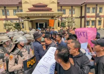 SIMULASI -- Personel Polres Serang bersama Polsek jajaran, melakukan simulasi pengamanan aksi unjuk rasa anarkis di halaman Mapolres Serang, Selasa (6/10/2026). (ISTIMEWA)
