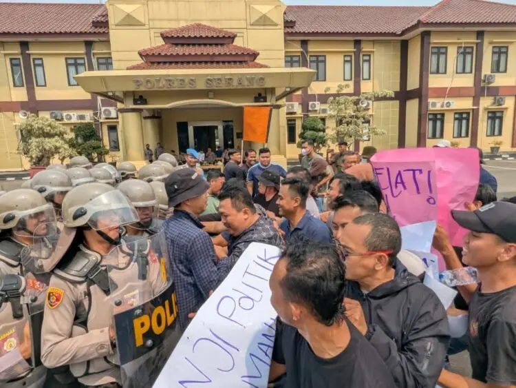 SIMULASI -- Personel Polres Serang bersama Polsek jajaran, melakukan simulasi pengamanan aksi unjuk rasa anarkis di halaman Mapolres Serang, Selasa (6/10/2026). (ISTIMEWA)