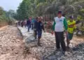 SWADAYA -- Warga Desa Kadubadak, Kecamatan Angsana, Kabupaten Pandeglang, memperbaiki jalan rusak secara swadaya sepanjang 100 meter dan lebar 4 meter, Diketahui, jalan tersebut menyambungkan Kecamatan Munjul dan Kecamatan Angsana. (ISTIMEWA)