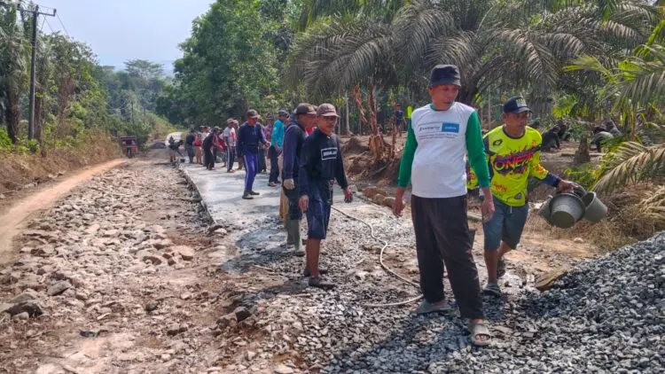 SWADAYA -- Warga Desa Kadubadak, Kecamatan Angsana, Kabupaten Pandeglang, memperbaiki jalan rusak secara swadaya sepanjang 100 meter dan lebar 4 meter, Diketahui, jalan tersebut menyambungkan Kecamatan Munjul dan Kecamatan Angsana. (ISTIMEWA)
