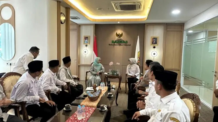 SILATURAHMI -- Bupati Pandeglang Raden Dewi Setiani, bersilaturahmi dengan jajaran pengurus Baznas RI, sekaligus menyampaikan berbagai program kesejahteraan masyarakat. (ISTIMEWA)