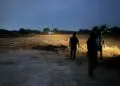Anggota Polda Banten melakukan pengecekan ke lokasi yang diduga menjadi tempat penambangan tanah uruk di Kasemen. (ISTIMEWA)