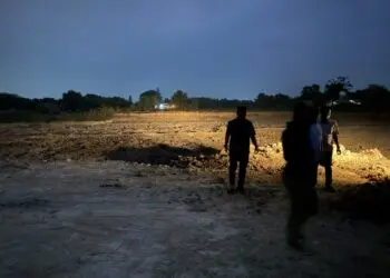 Anggota Polda Banten melakukan pengecekan ke lokasi yang diduga menjadi tempat penambangan tanah uruk di Kasemen. (ISTIMEWA)