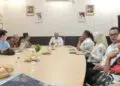 BERBINCANG : Pengurus PT ABM Perseroda yang baru, berbincang dengan Kepala Dinas Ketapang Banten, Nasir M Daud. (ISTIMEWA)