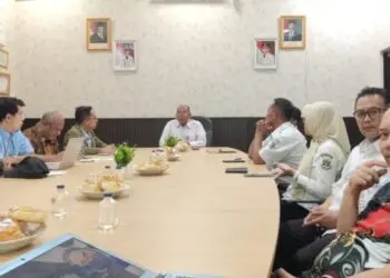 BERBINCANG : Pengurus PT ABM Perseroda yang baru, berbincang dengan Kepala Dinas Ketapang Banten, Nasir M Daud. (ISTIMEWA)