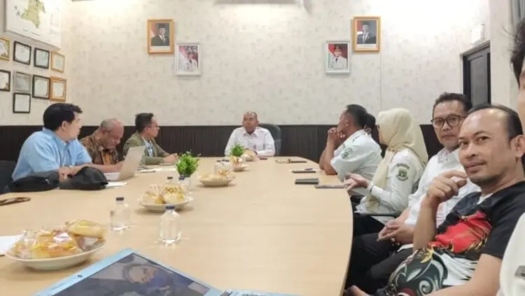BERBINCANG : Pengurus PT ABM Perseroda yang baru, berbincang dengan Kepala Dinas Ketapang Banten, Nasir M Daud. (ISTIMEWA)