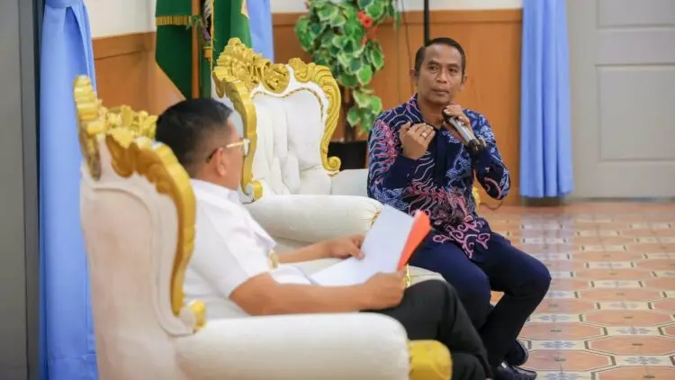 BERBINCANG : CEO Gyokai Indonesia Kompeten Teguh Imam Pambudi, berbincang dengan Gubernur Banten Andra Soni. (ISTIMEWA)