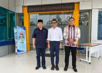 BERKUNJUNG --- Jajaran anggota Fraksi dan DPC Partai Demokrat Kabupaten Pandeglang, berkunjung ke kantor BPN Pandeglang.(ISTIMEWA)