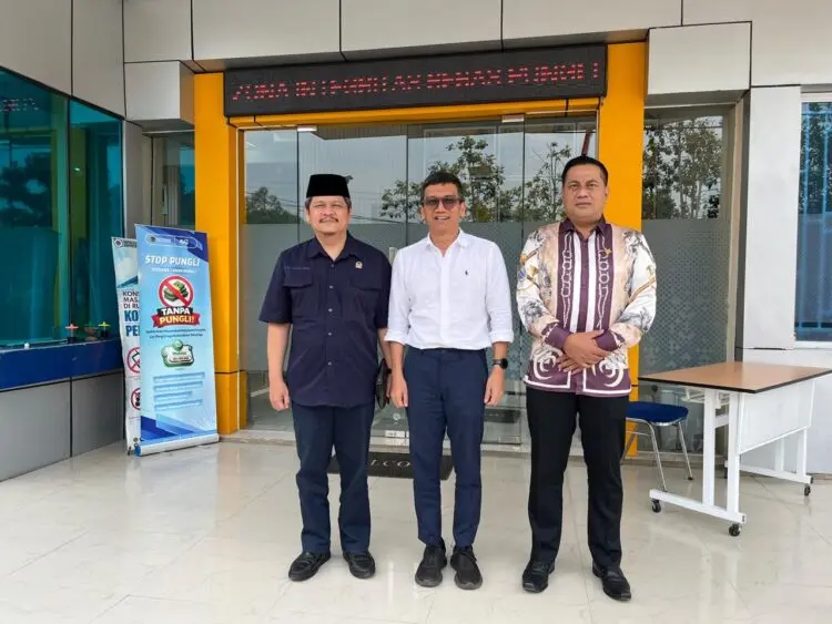 BERKUNJUNG --- Jajaran anggota Fraksi dan DPC Partai Demokrat Kabupaten Pandeglang, berkunjung ke kantor BPN Pandeglang.(ISTIMEWA)