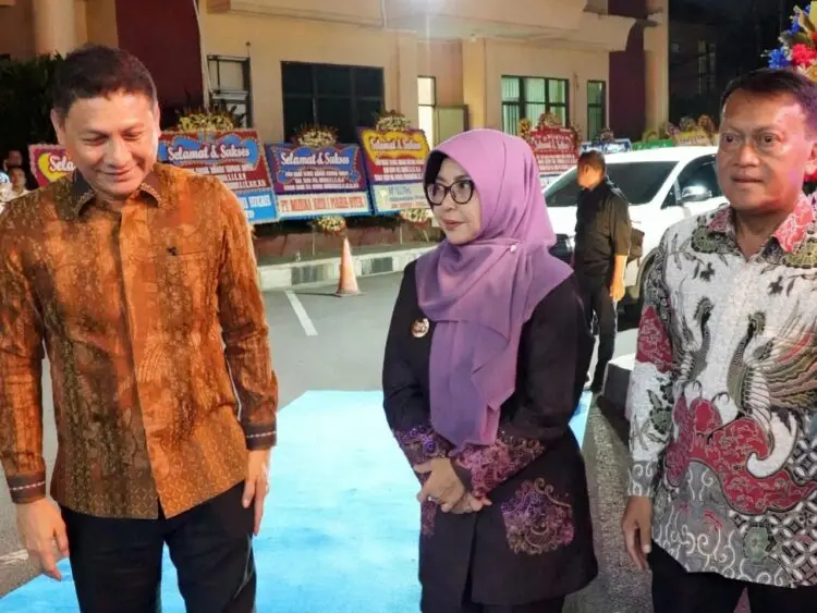 HADIRI PISAH SAMBUT -- Bupati Pandeglang Raden Dewi Setiani, menghadiri acara pisah sambut Kapolda Banten. (ISTIMEWA)