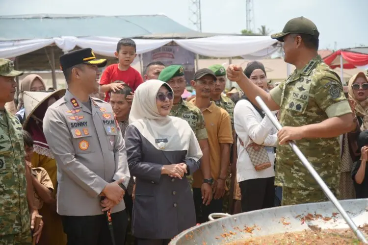 PENUTUPAN -- Penutupan kegiatan Karya Bakti TNI Skala Besar, dilaksanakan oleh Mabes TNI berlangsung di Lapangan Yonif TP 842/Badak Sakti Rancecet, Desa Rancapinang, Kecamatan Cimanggu, Kabupaten Pandeglang, Jumat (9/10/2026). (ISTIMEWA)