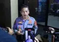 MENYAMPAIKAN KETERANGAN : Kabid Humas Polda Banten Kombespol Maruli Ahiles Hutapea, menyampaikan keterangan kepada wartawan, terkait dugaan tindak kekerasan terhadap wartawan. (ISTIMEWA)