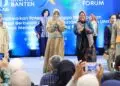 MENYAPA : Ketua Dekranasda Provinsi Banten, Tinawati Andra Soni, menyapa audiens di acara peragaan busana (fashion show) Karya Kreatif Banten, Sabtu (10/10/2026) sore. (ISTIMEWA)