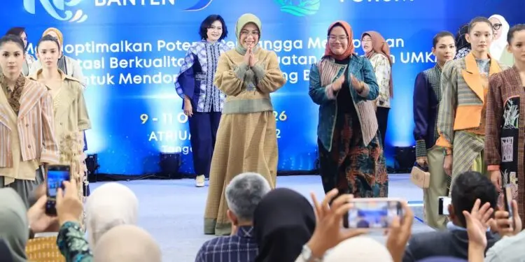 MENYAPA : Ketua Dekranasda Provinsi Banten, Tinawati Andra Soni, menyapa audiens di acara peragaan busana (fashion show) Karya Kreatif Banten, Sabtu (10/10/2026) sore. (ISTIMEWA)