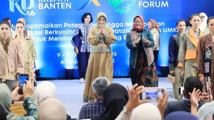 MENYAPA : Ketua Dekranasda Provinsi Banten, Tinawati Andra Soni, menyapa audiens di acara peragaan busana (fashion show) Karya Kreatif Banten, Sabtu (10/10/2026) sore. (ISTIMEWA)