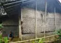 DUDUK : Seorang warga miskin di wilayah Kabupaten Pandeglang, Provinsi Banten, duduk di pelataran rumahnya yang reyod. Hingga saat ini, masih ada 40 ribuan warga Banten, yang belum masuk dalam desil. (ISTIMEWA)