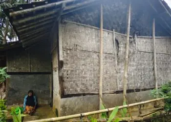 DUDUK : Seorang warga miskin di wilayah Kabupaten Pandeglang, Provinsi Banten, duduk di pelataran rumahnya yang reyod. Hingga saat ini, masih ada 40 ribuan warga Banten, yang belum masuk dalam desil. (ISTIMEWA)