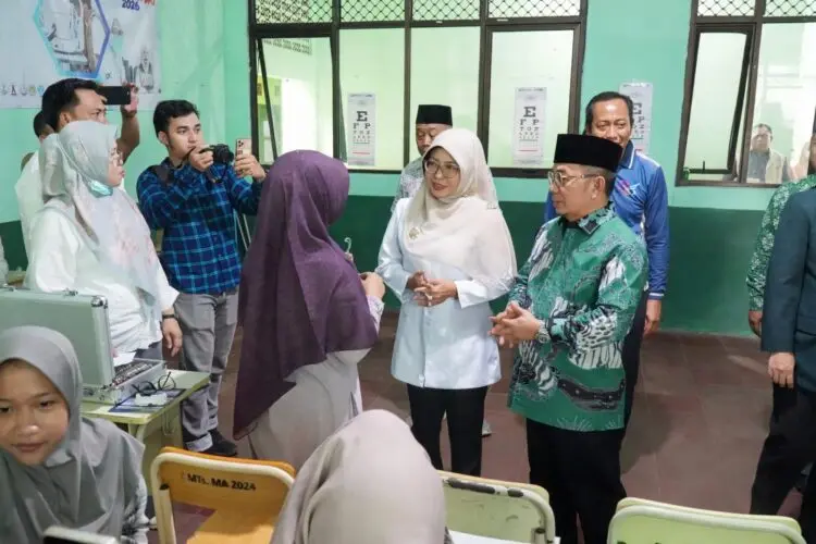BAKSOS KESEHATAN -- Bupati Pandeglang Raden Dewi Setiani, menghadiri kegiatan Bakti Sosial (Baksos) Kesehatan yang diselenggarakan oleh organisasi profesi kesehatan bersama Mathla’ul Anwar (MA), dengan tema “Mewujudkan Masyarakat Banten Sehat”, di Gedung Perguruan Mathla’ul Anwar Pusat, Kecamatan Menes, Kabupaten Pandeglang, Minggu (11/10/2026). (ISTIMEWA)