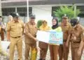 PENYERAHAN HADIAH -- Para juara lomba dalam rangka HUT XXVI Provinsi Banten, menerima hadiah dari Bupati Pandeglang, Senin (12/10/2026). (ISTIMEWA)