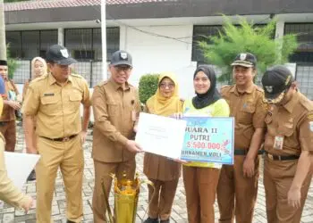 PENYERAHAN HADIAH -- Para juara lomba dalam rangka HUT XXVI Provinsi Banten, menerima hadiah dari Bupati Pandeglang, Senin (12/10/2026). (ISTIMEWA)