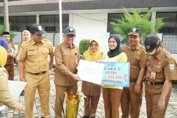 PENYERAHAN HADIAH -- Para juara lomba dalam rangka HUT XXVI Provinsi Banten, menerima hadiah dari Bupati Pandeglang, Senin (12/10/2026). (ISTIMEWA)
