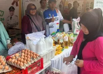 MENINJAU : Kepala Dinas Ketapang Nasir M Daud, meninjau pasar murah pada program Gerakan Pangan Murah. (ADIB FAHRI/SATELITNEWS.COM)