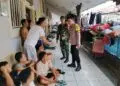 SAMBANGI RUTAN -- Babinsa Koramil 0101/Pandeglang Kodim 0601/Pandeglang bersama Bhabinkamtibmas Polsek Pandeglang, sambangi Rumah Tahanan Negara (Rutan) Kelas IIB Pandeglang, Kabupaten Pandeglang, Minggu (11/10/2026). (ISTIMEWA)