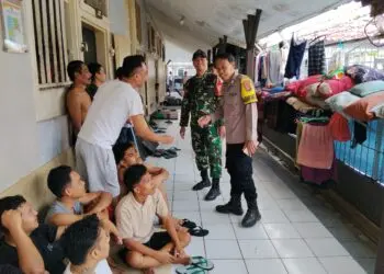 SAMBANGI RUTAN -- Babinsa Koramil 0101/Pandeglang Kodim 0601/Pandeglang bersama Bhabinkamtibmas Polsek Pandeglang, sambangi Rumah Tahanan Negara (Rutan) Kelas IIB Pandeglang, Kabupaten Pandeglang, Minggu (11/10/2026). (ISTIMEWA)
