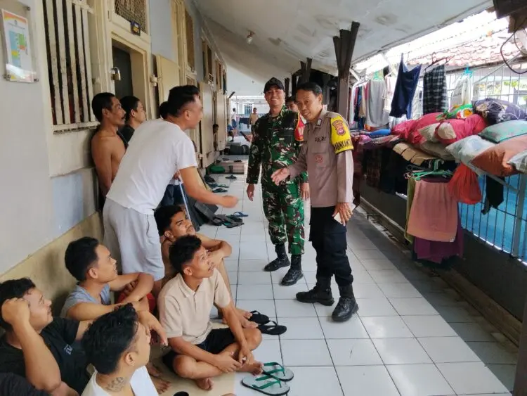 SAMBANGI RUTAN -- Babinsa Koramil 0101/Pandeglang Kodim 0601/Pandeglang bersama Bhabinkamtibmas Polsek Pandeglang, sambangi Rumah Tahanan Negara (Rutan) Kelas IIB Pandeglang, Kabupaten Pandeglang, Minggu (11/10/2026). (ISTIMEWA)