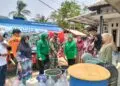 SALURKAN BANTUAN AIR BERSIH -- Personel Koramil 0116/Cikeusik Kodim 0601/Pandeglang bersama Persit Kartika Chandra Kirana (KCK) Ranting 17 Cikeusik Cabang XXXIII Dim 0601/Pandeglang, menyalurkan bantuan air bersih kepada masyarakat di Kecamatan Cikeusik, Kabupaten Pandeglang, Senin (12/10/2026). (ISTIMEWA)
