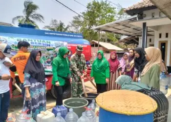 SALURKAN BANTUAN AIR BERSIH -- Personel Koramil 0116/Cikeusik Kodim 0601/Pandeglang bersama Persit Kartika Chandra Kirana (KCK) Ranting 17 Cikeusik Cabang XXXIII Dim 0601/Pandeglang, menyalurkan bantuan air bersih kepada masyarakat di Kecamatan Cikeusik, Kabupaten Pandeglang, Senin (12/10/2026). (ISTIMEWA)
