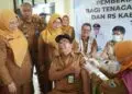 VAKSIN INFLUENZA -- Sejumlah Nakes di Kabupaten Pandeglang, diberi vaksin influenza. (ISTIMEWA)