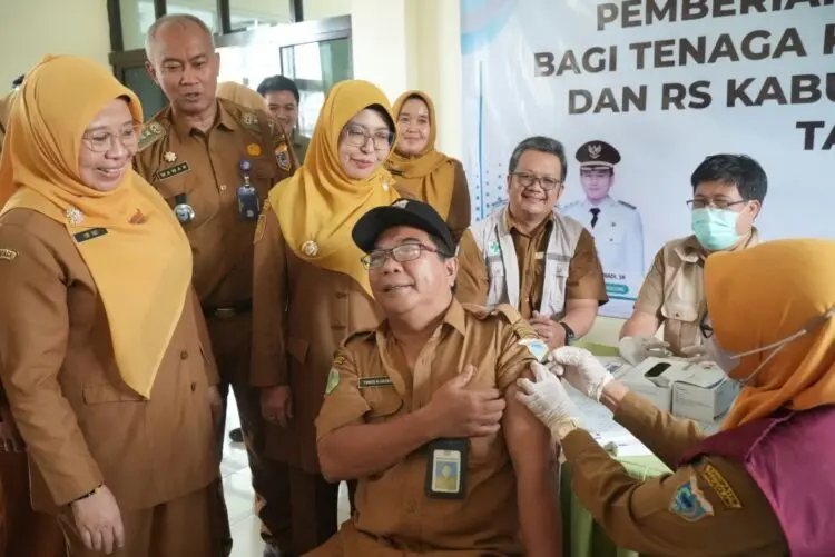 VAKSIN INFLUENZA -- Sejumlah Nakes di Kabupaten Pandeglang, diberi vaksin influenza. (ISTIMEWA)