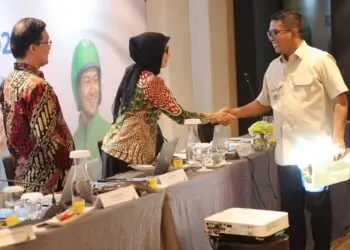 BERSALAMAN : Gubernur Banten Andra Soni bersalaman sebelum menyampaikan materi perlindungan pekerja melalui program Banten Ramah. (ISTIMEWA)