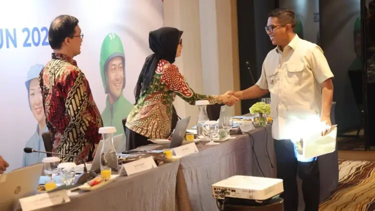 BERSALAMAN : Gubernur Banten Andra Soni bersalaman sebelum menyampaikan materi perlindungan pekerja melalui program Banten Ramah. (ISTIMEWA)