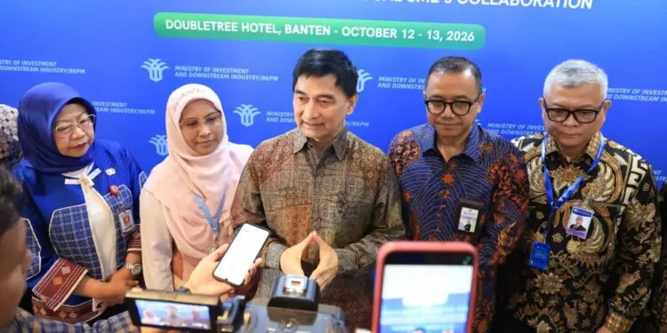 MEMBERIKAN KETERANGAN : Wagub Banten Achmad Dimyati Natakusumah, menyampaikan keterangan kepada wartawan, terkait investasi di Banten. (ISTIMEWA)