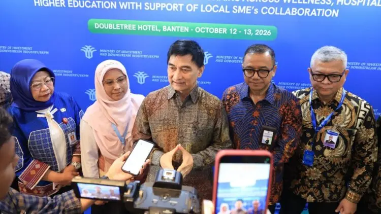 MEMBERIKAN KETERANGAN : Wagub Banten Achmad Dimyati Natakusumah, menyampaikan keterangan kepada wartawan, terkait investasi di Banten. (ISTIMEWA)